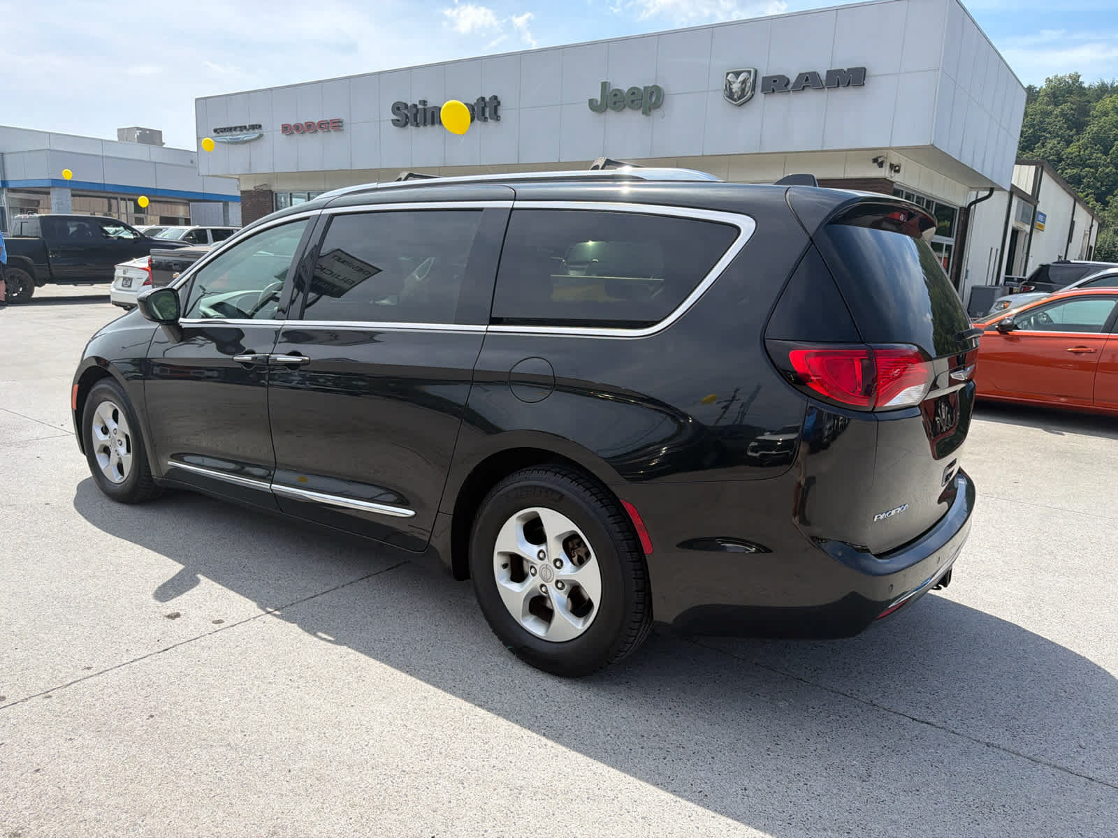Used 2017 Chrysler Pacifica Touring-L Plus FWD image 6