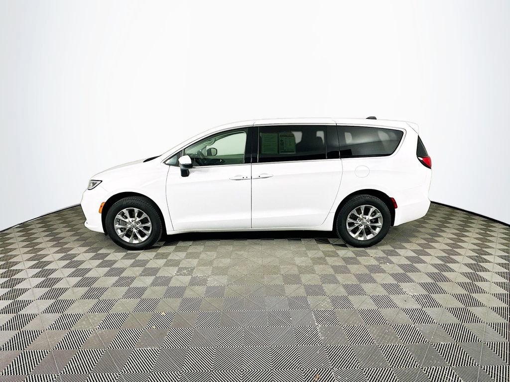 Used 2023 Chrysler Pacifica Touring-L image 6