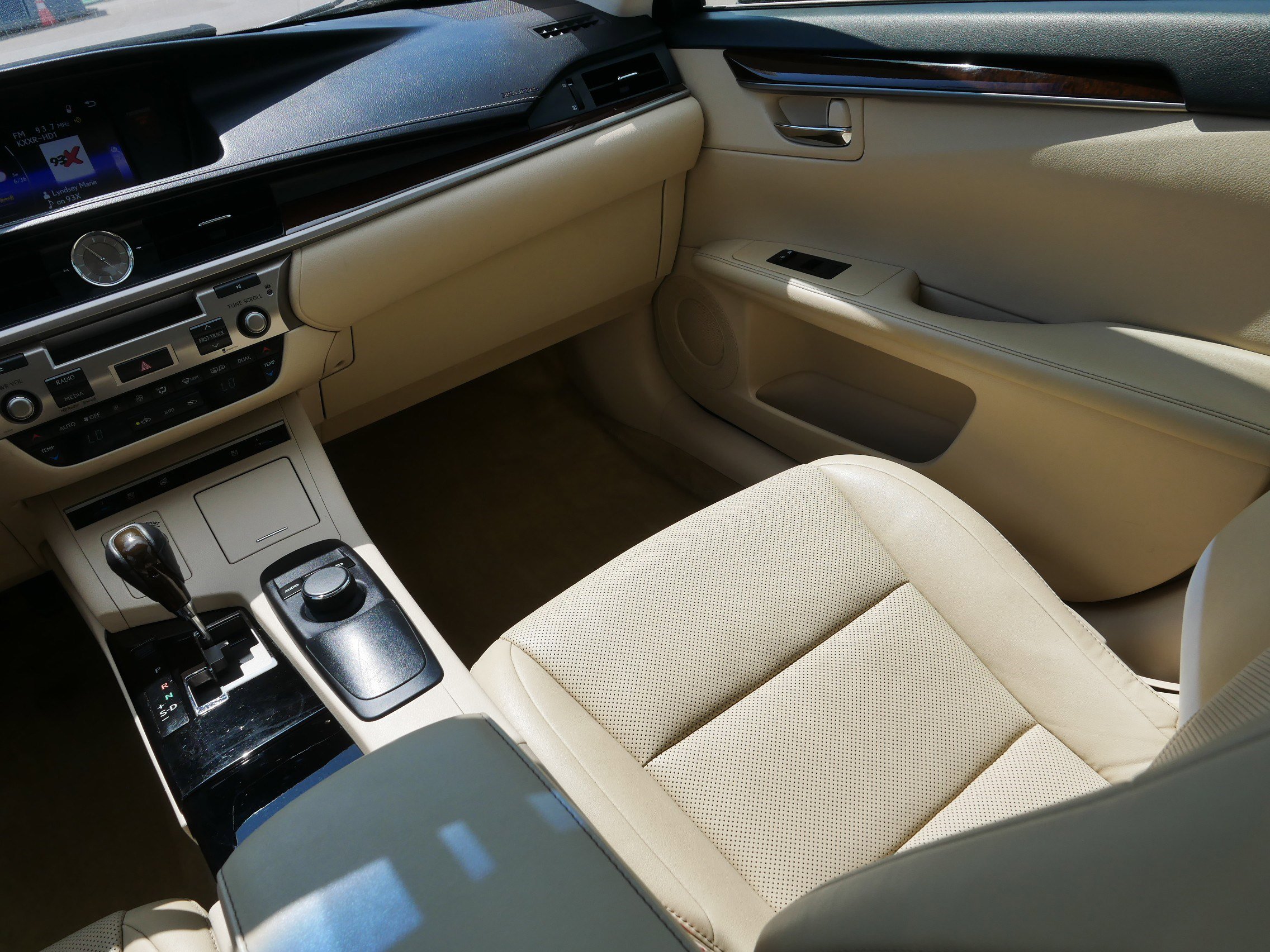 Used 2015 Lexus ES 350 w/ Premium Package FWD image 11