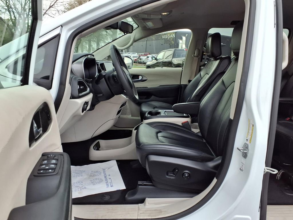 Used 2024 Chrysler Pacifica Select image 22