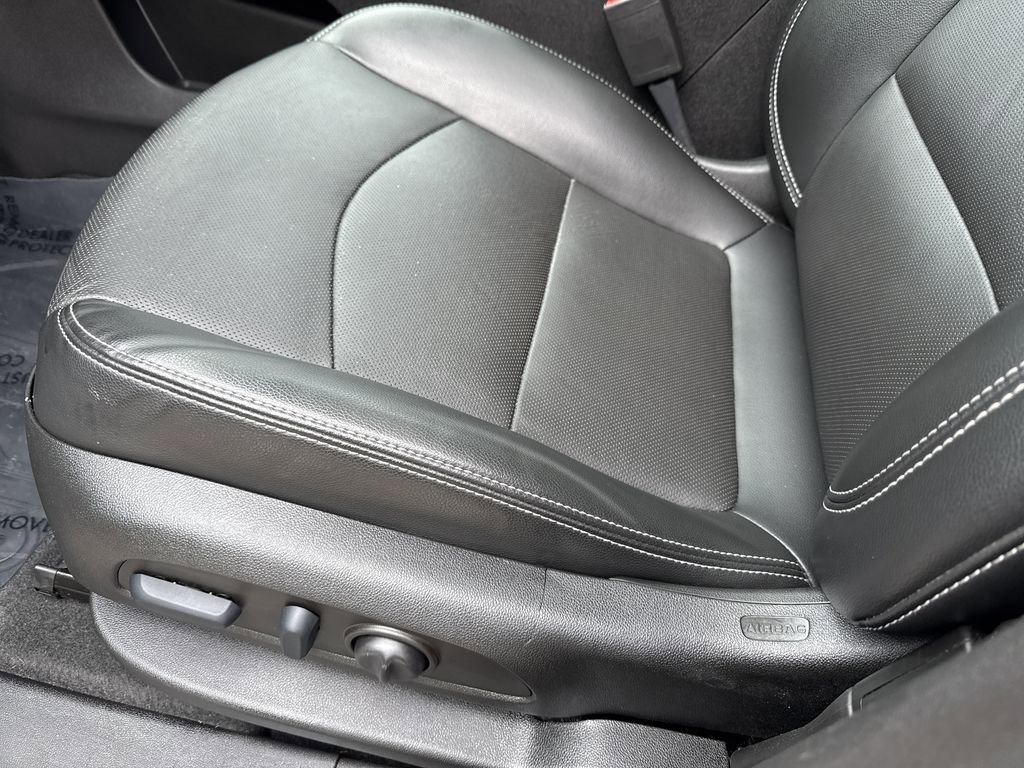 Used 2022 GMC Terrain SLT w/ Elevation Edition image 9