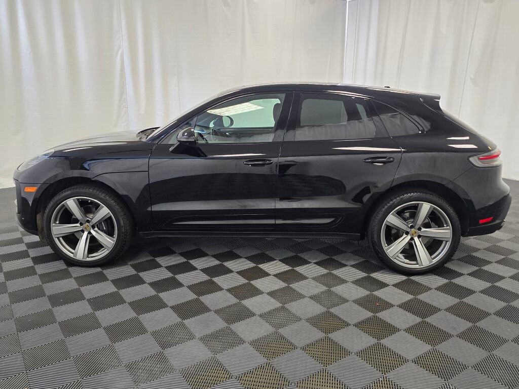 Certified 2024 Porsche Macan image 2