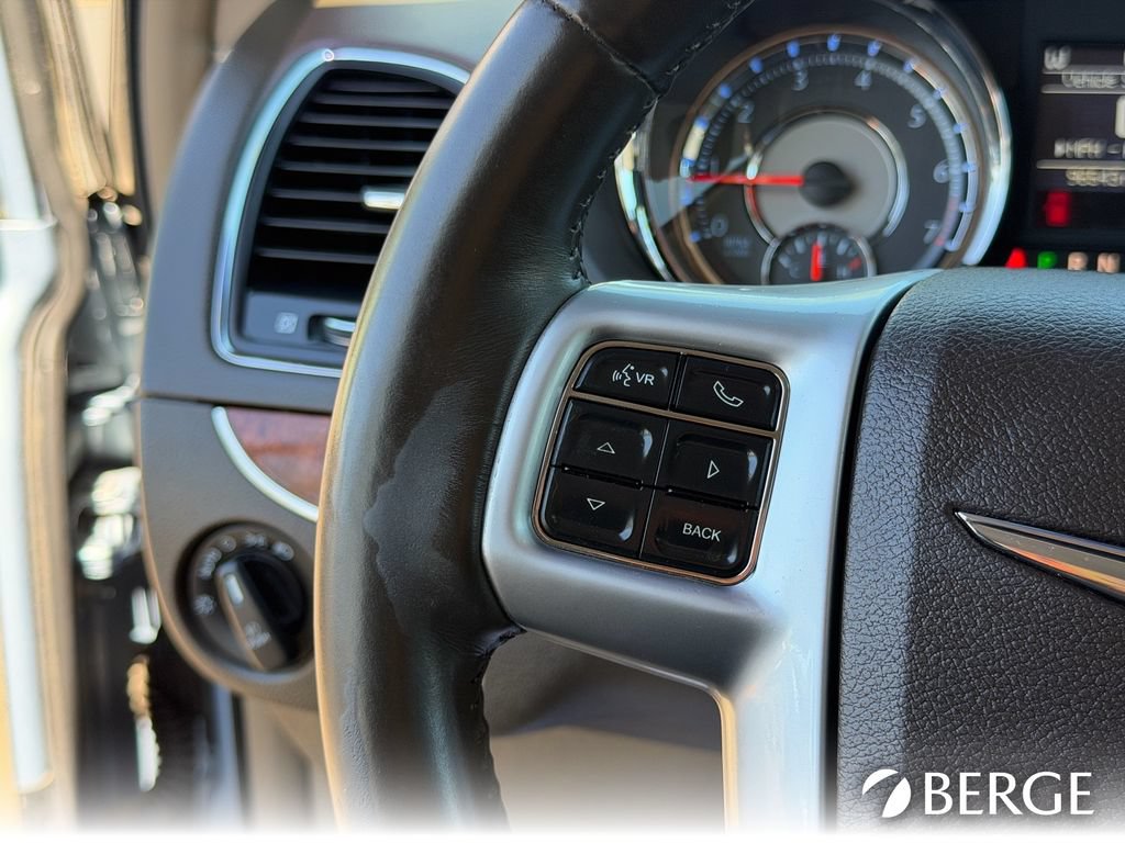 Used 2013 Chrysler Town & Country Touring-L w/ Driver Convenience Group FWD image 16