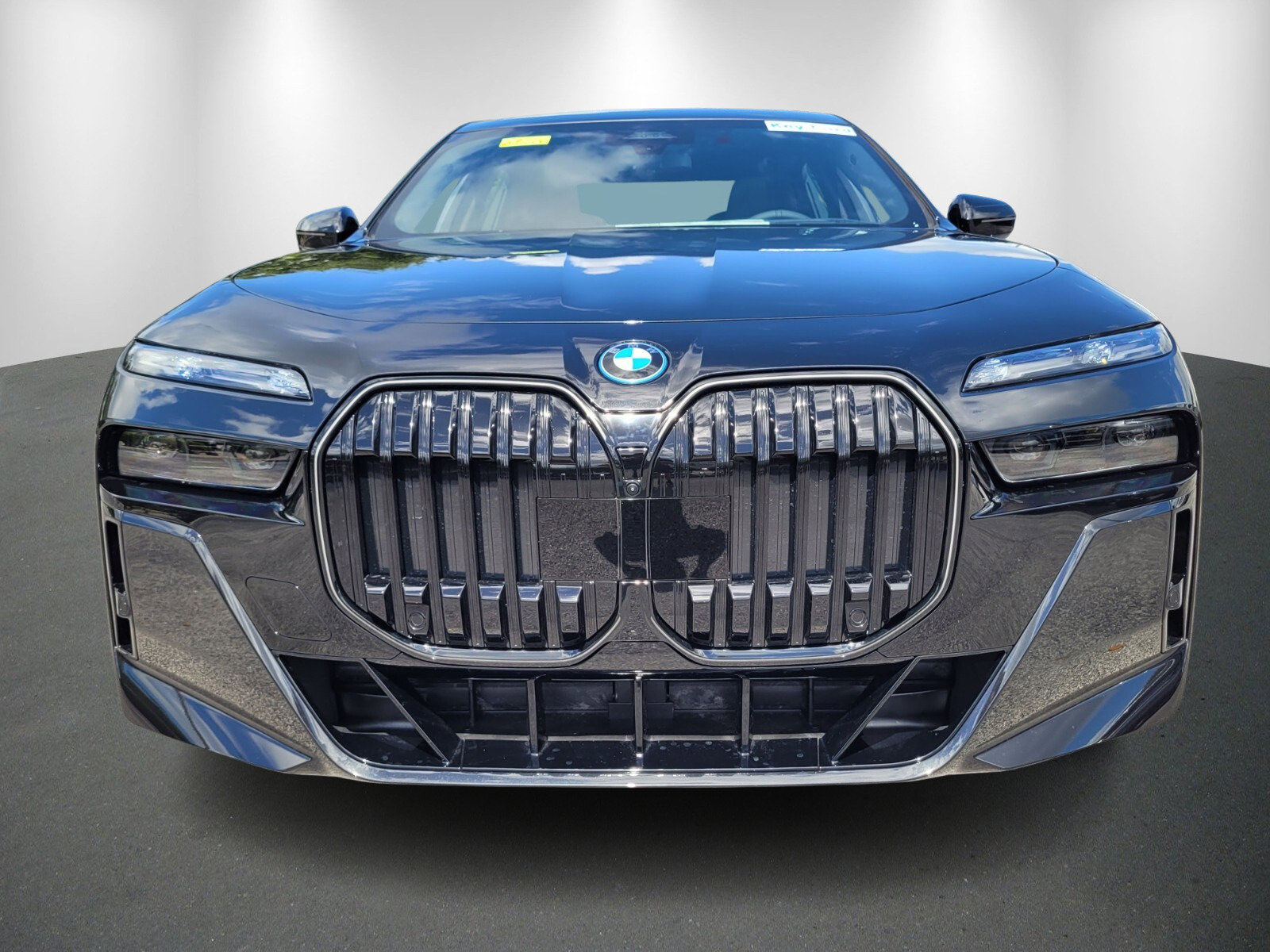 New 2026 BMW 750e xDrive w/ Executive Package image 2