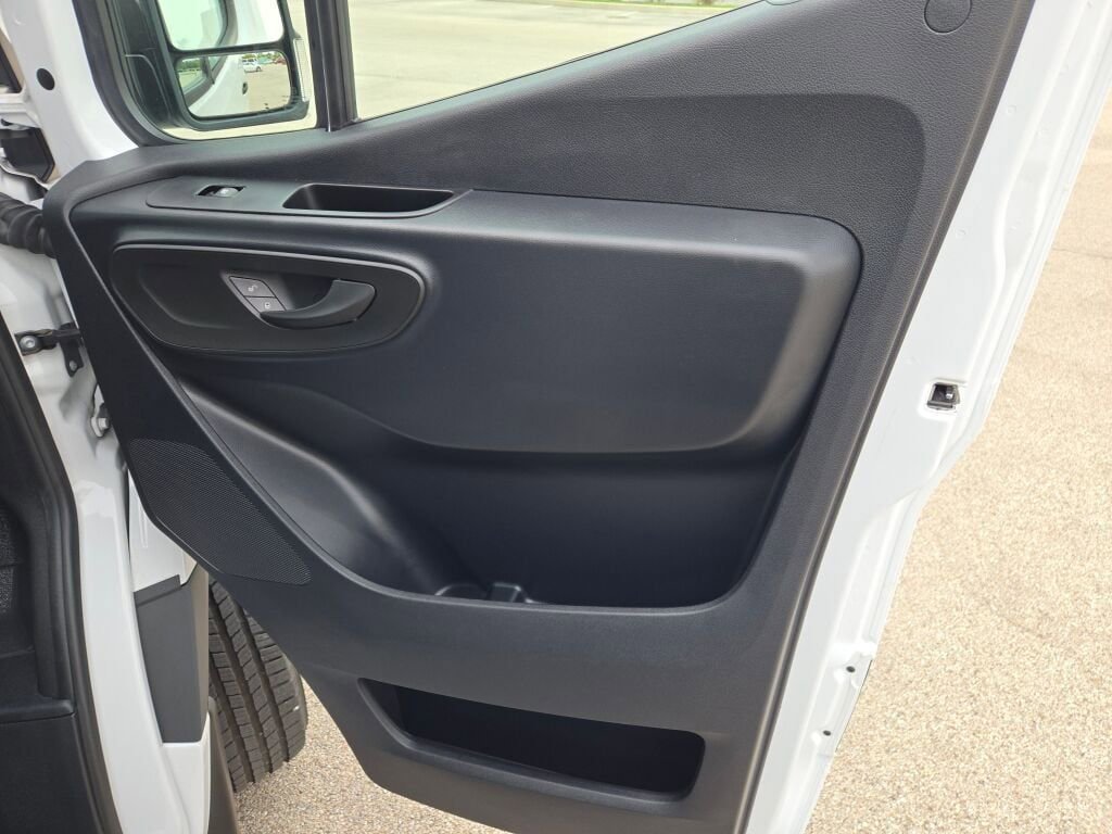Used 2024 Mercedes-Benz eSprinter 170 Cargo image 5
