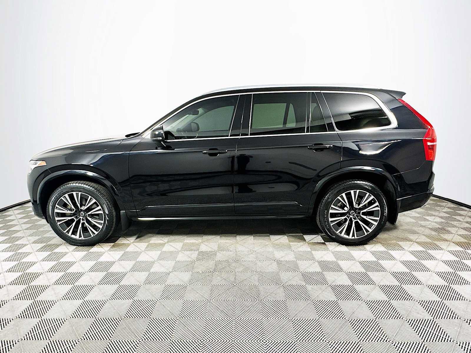 Used 2020 Volvo XC90 T5 Momentum w/ Protection Package Premier FWD image 4