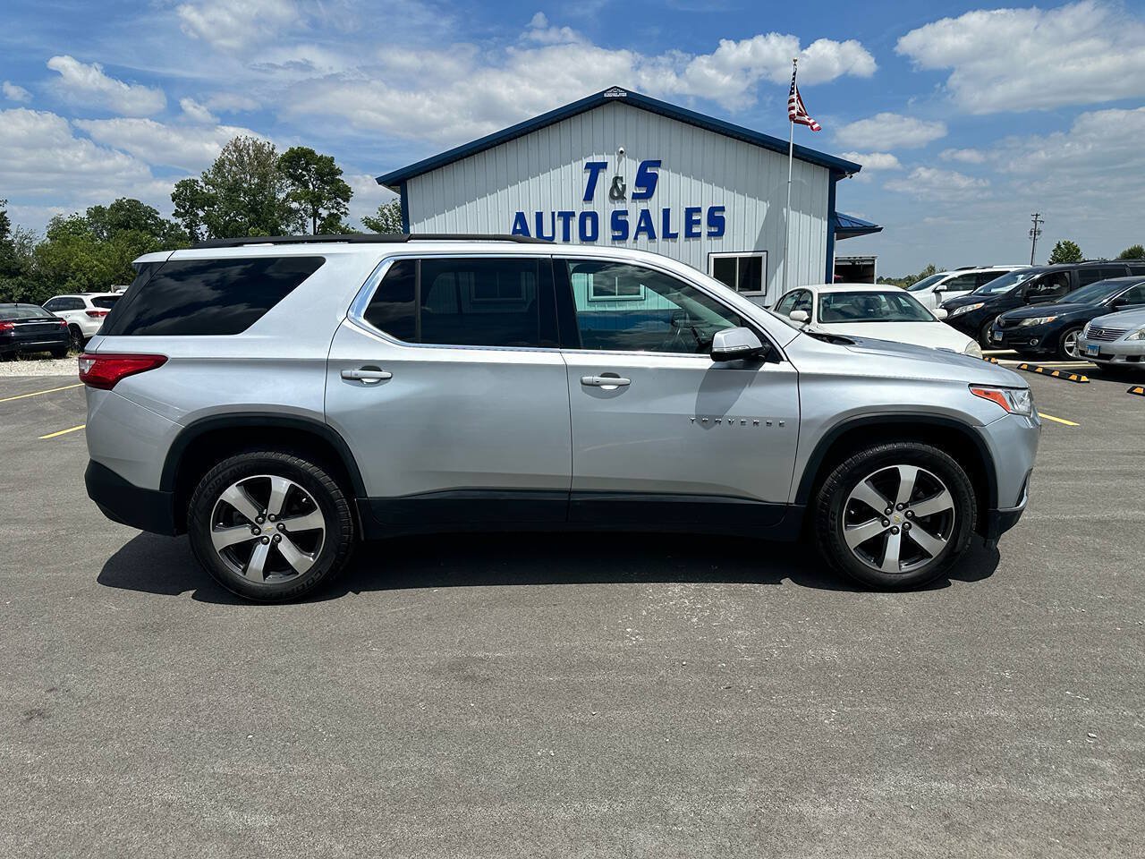 Used 2020 Chevrolet Traverse LT w/ LT Premium Package FWD image 2
