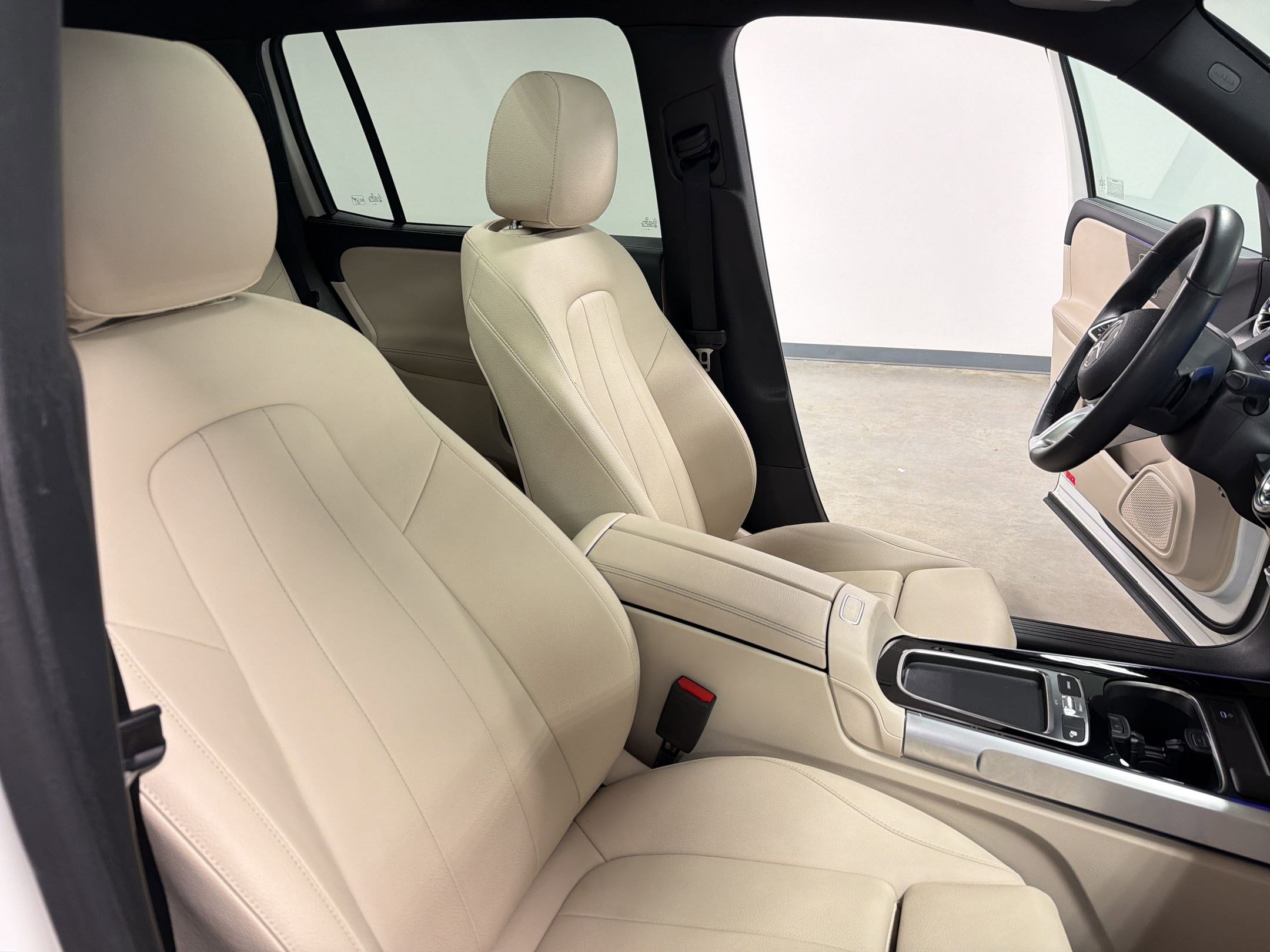 Used 2025 Mercedes-Benz GLB 250 image 31