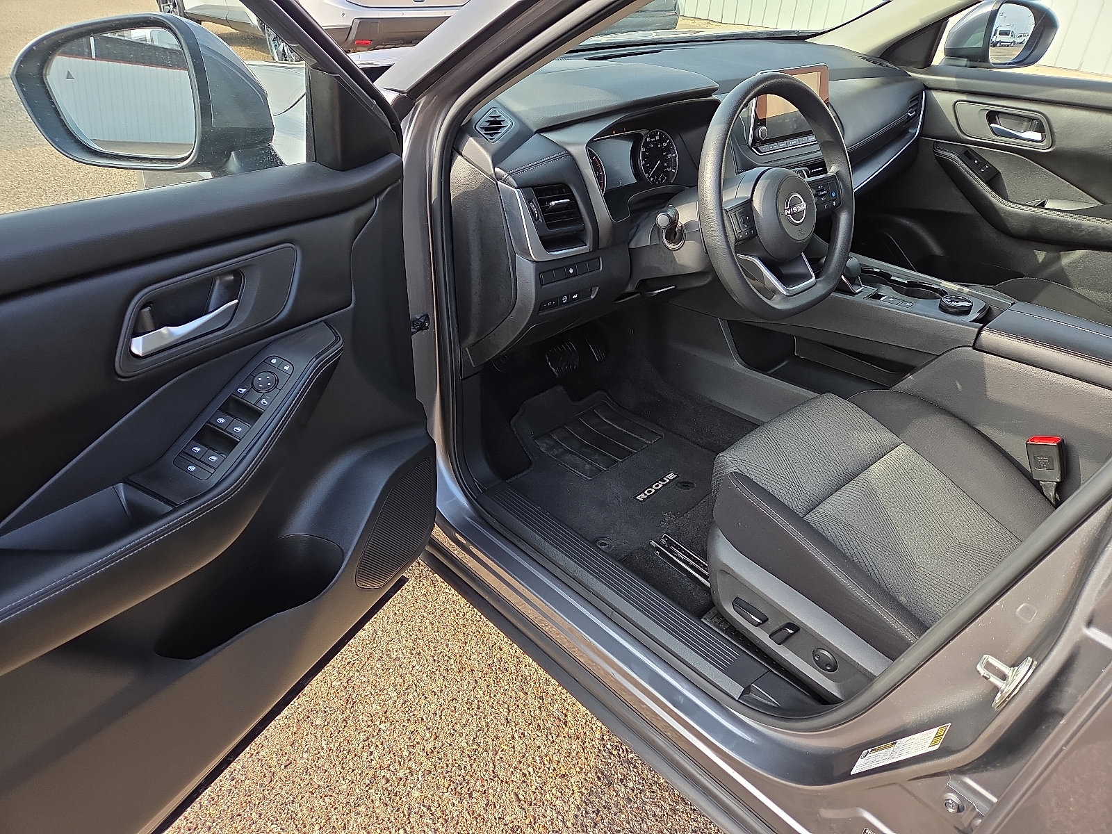 Used 2024 Nissan Rogue SV image 12