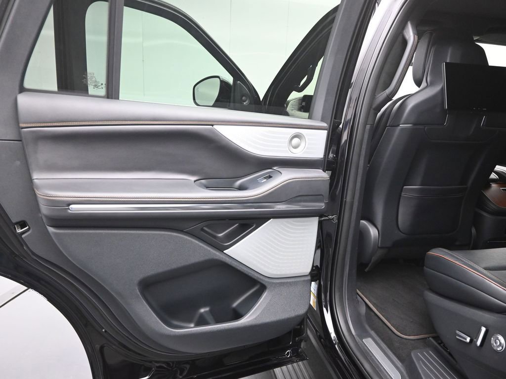 Used 2025 Lincoln Navigator Black Label image 10