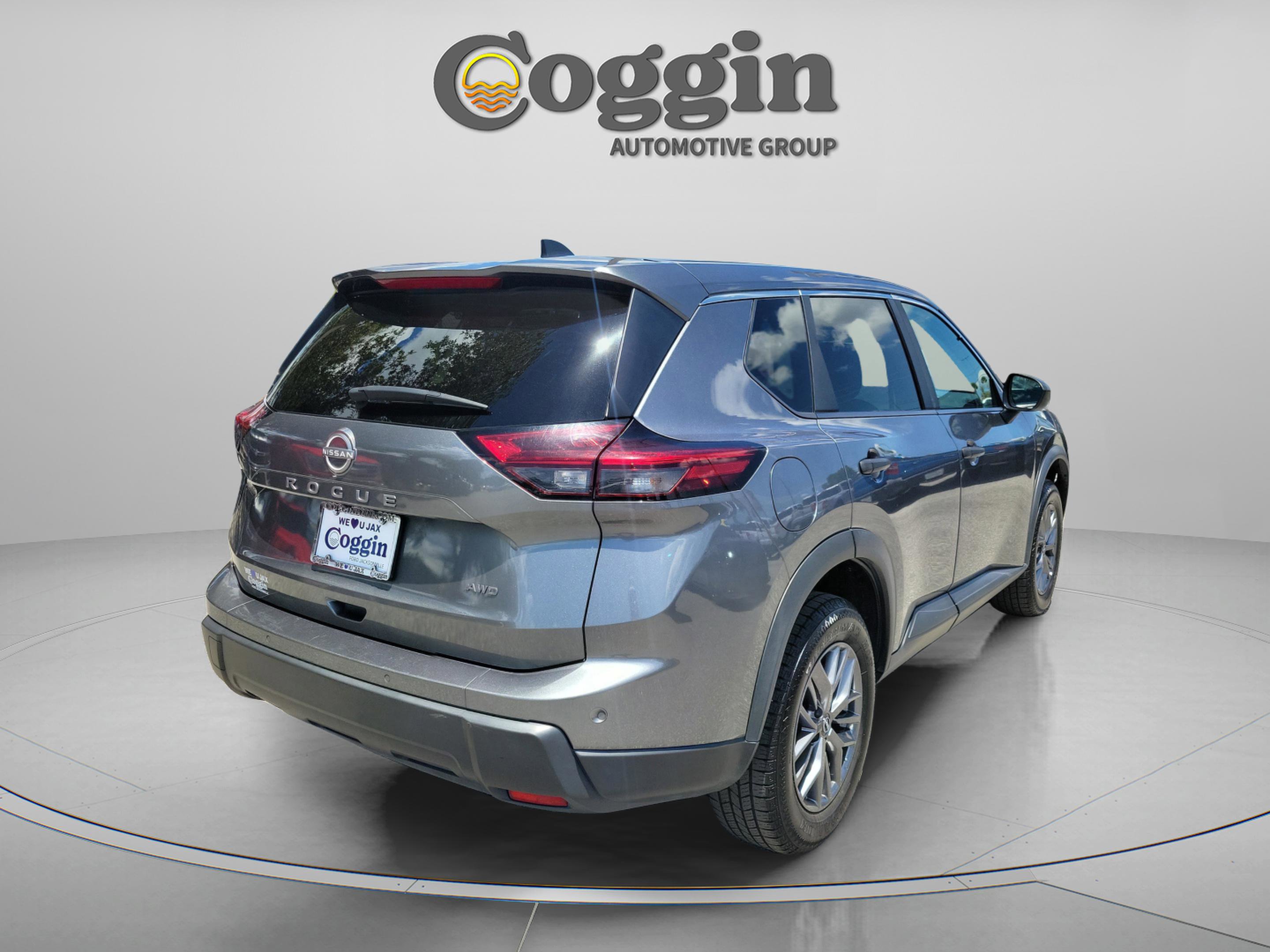 Used 2024 Nissan Rogue S AWD/4WD image 3