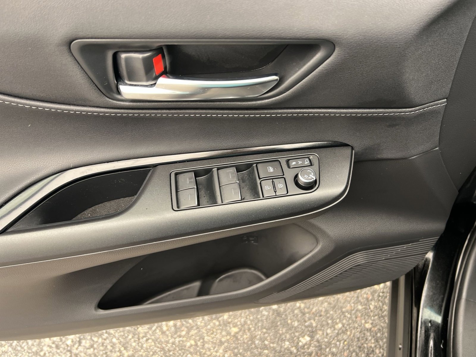 Used 2023 Toyota Venza LE image 15