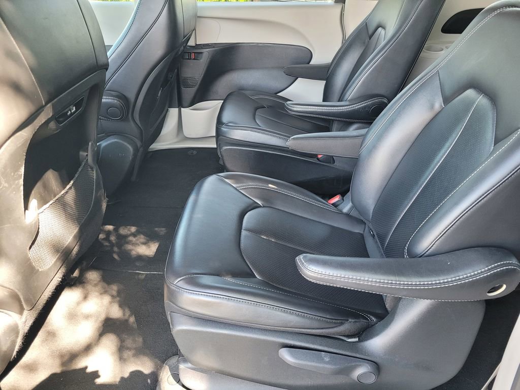 Used 2024 Chrysler Pacifica Select image 10