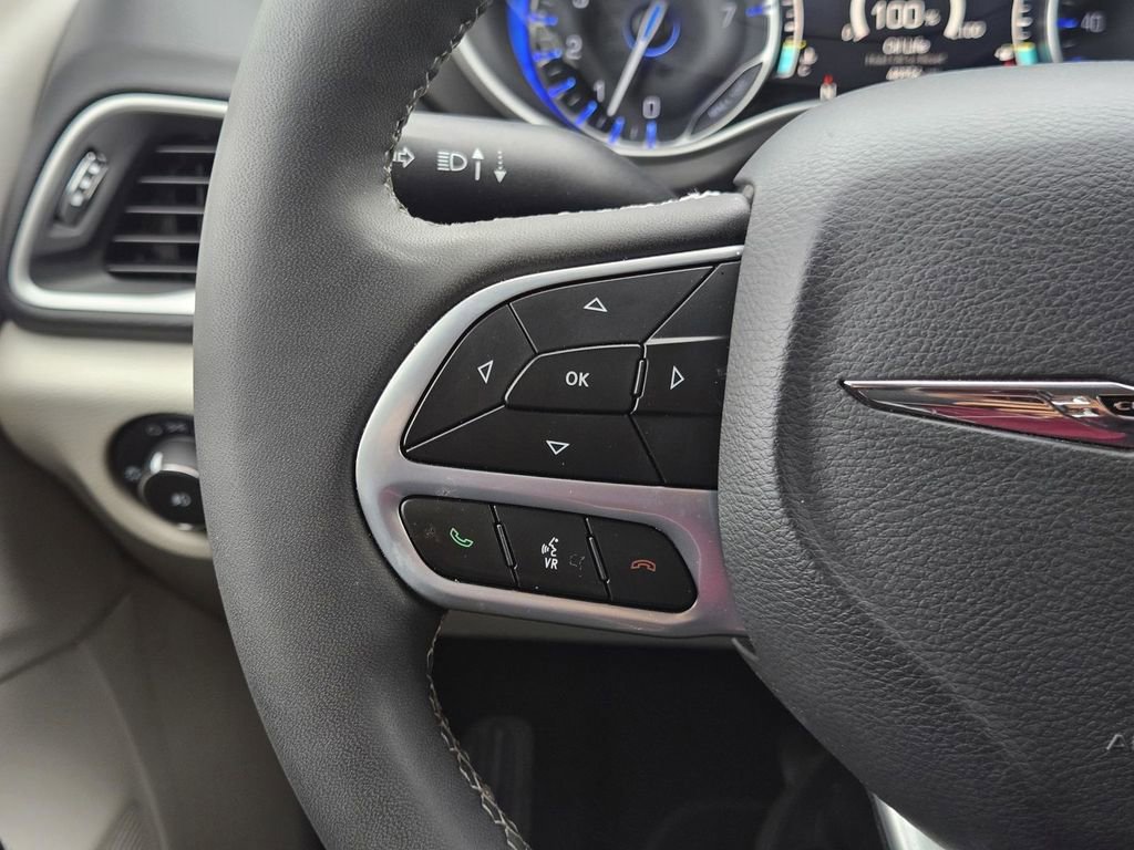 Used 2023 Chrysler Pacifica Touring-L FWD image 15