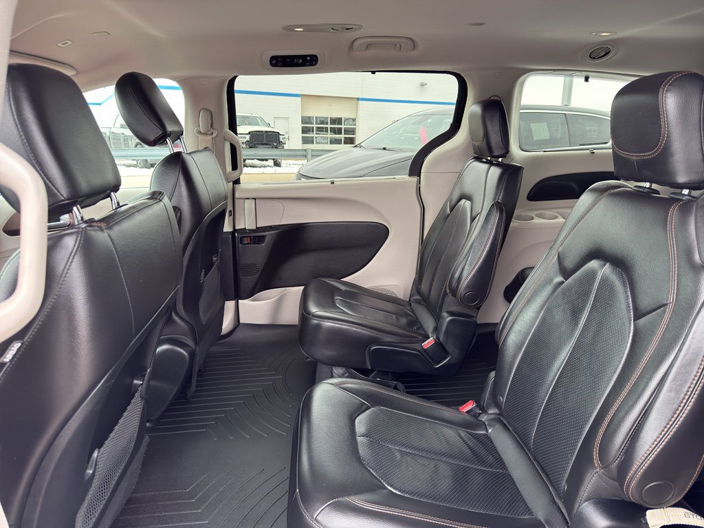 Used 2018 Chrysler Pacifica Touring-L image 29