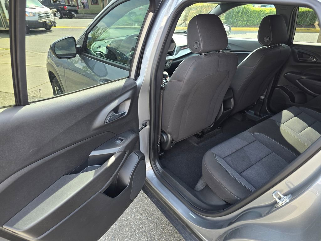 Used 2025 Chevrolet Trax RS w/ Driver Confidence Package FWD image 15
