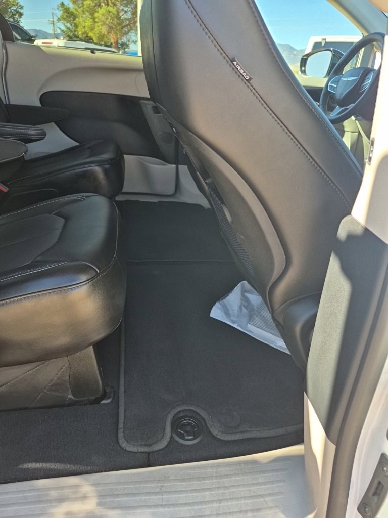 Certified 2024 Chrysler Pacifica Touring-L image 35