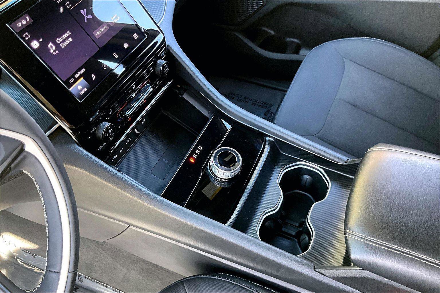 Certified 2025 Jeep Grand Cherokee Laredo w/ Luxury Tech Group I image 16