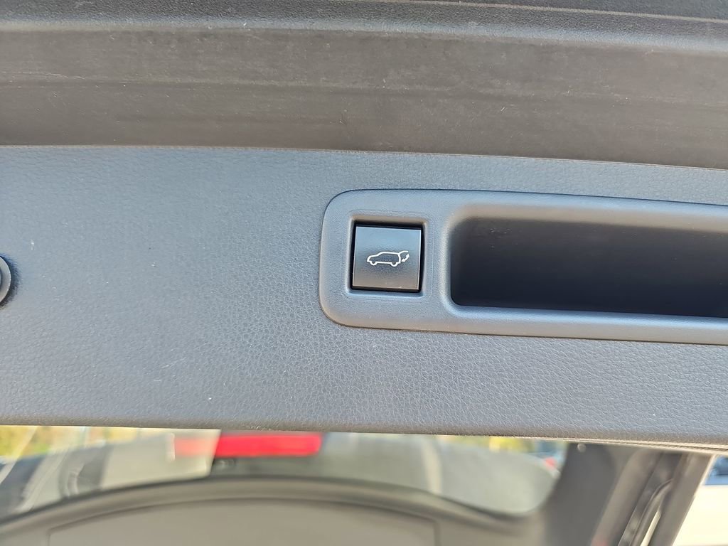 Used 2023 Toyota Highlander L image 19