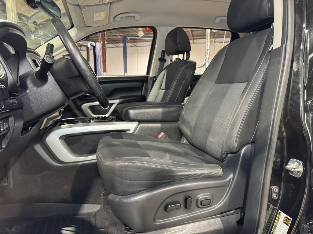 Used 2018 Nissan Titan SV w/ SV Convenience Package image 30