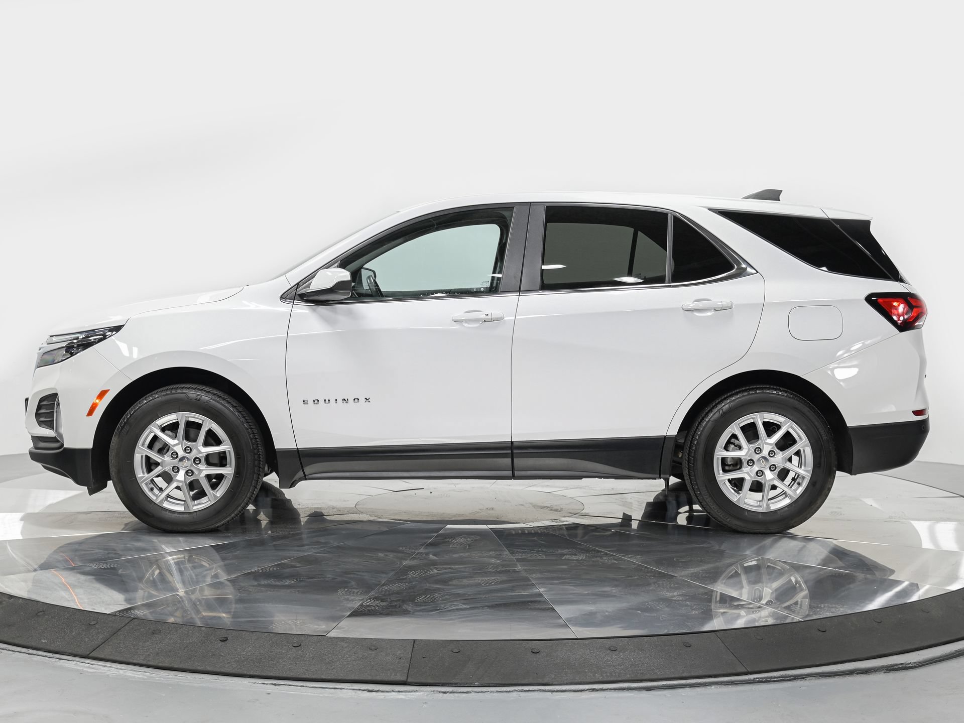 Used 2024 Chevrolet Equinox LT AWD/4WD image 2