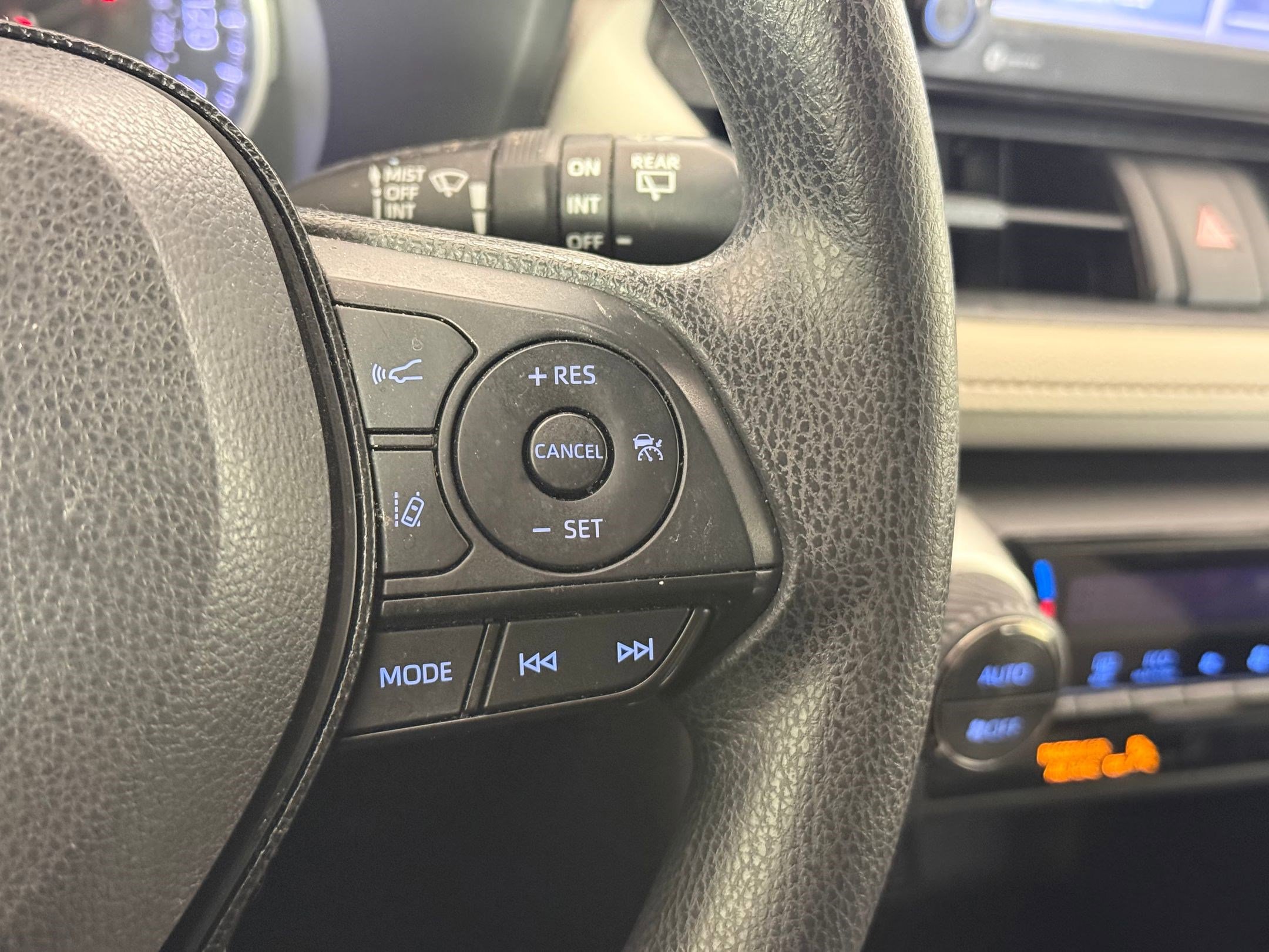 Used 2020 Toyota RAV4 XLE image 27