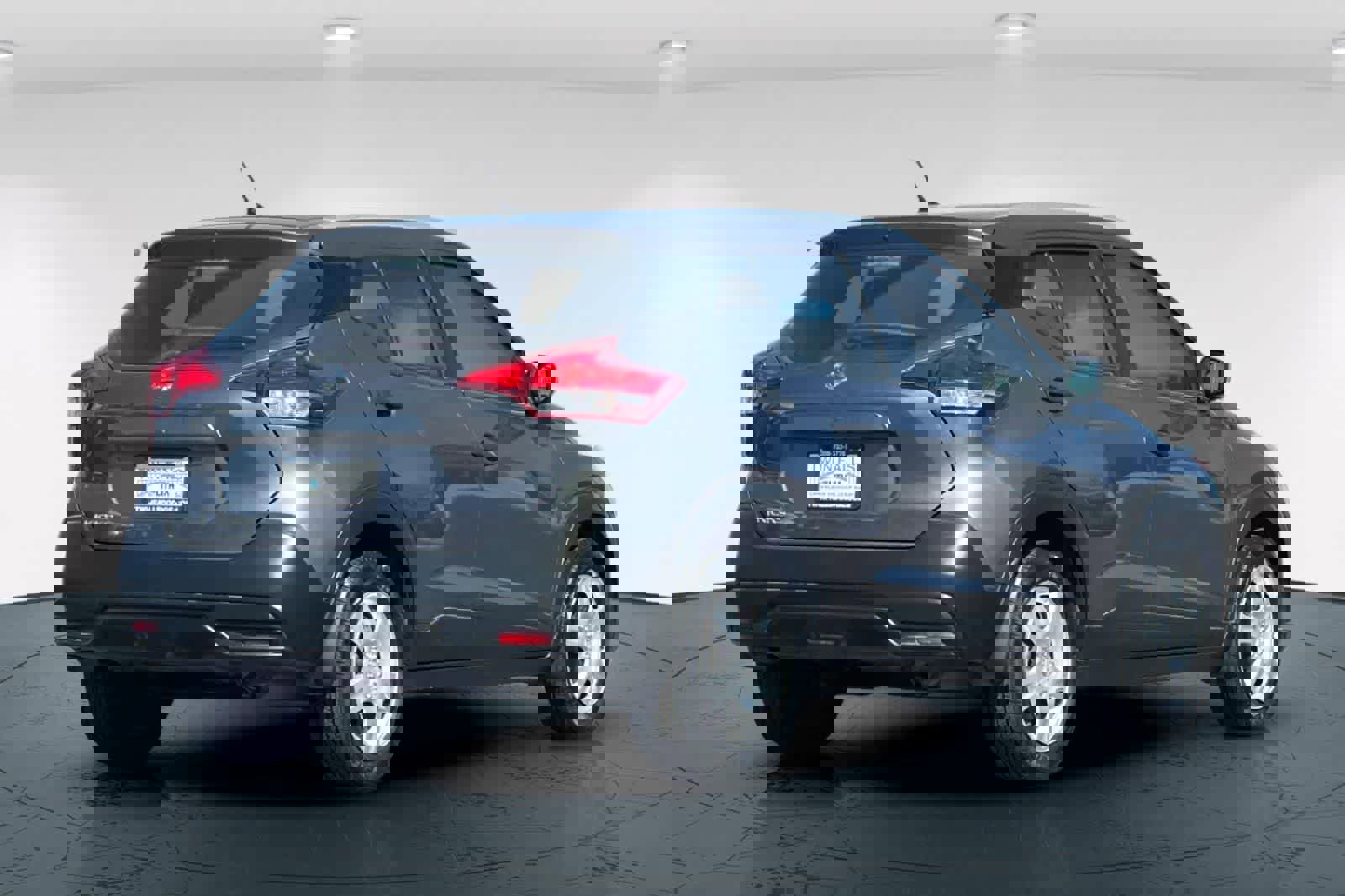 Used 2018 Nissan Kicks S FWD image 2