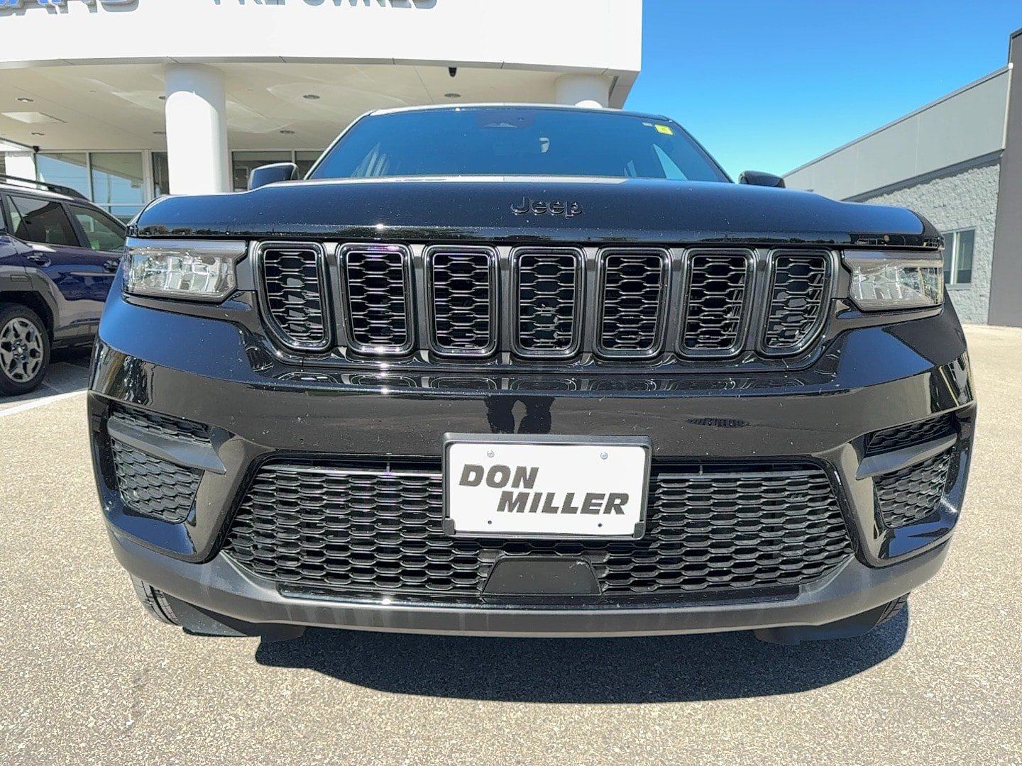 Used 2025 Jeep Grand Cherokee Altitude AWD/4WD image 2