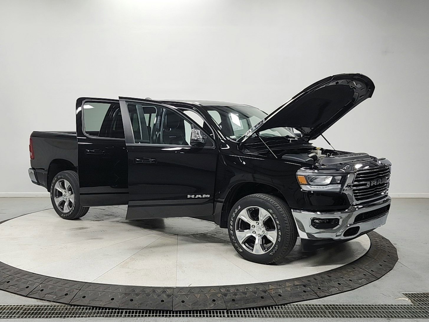 Used 2023 RAM 1500 Laramie AWD/4WD image 9