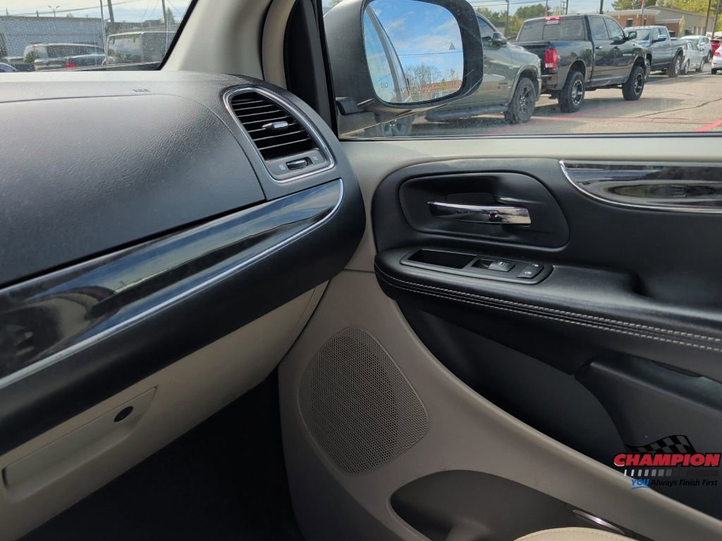 Used 2013 Chrysler Town & Country Touring-L w/ Entertainment Group #2 FWD image 20