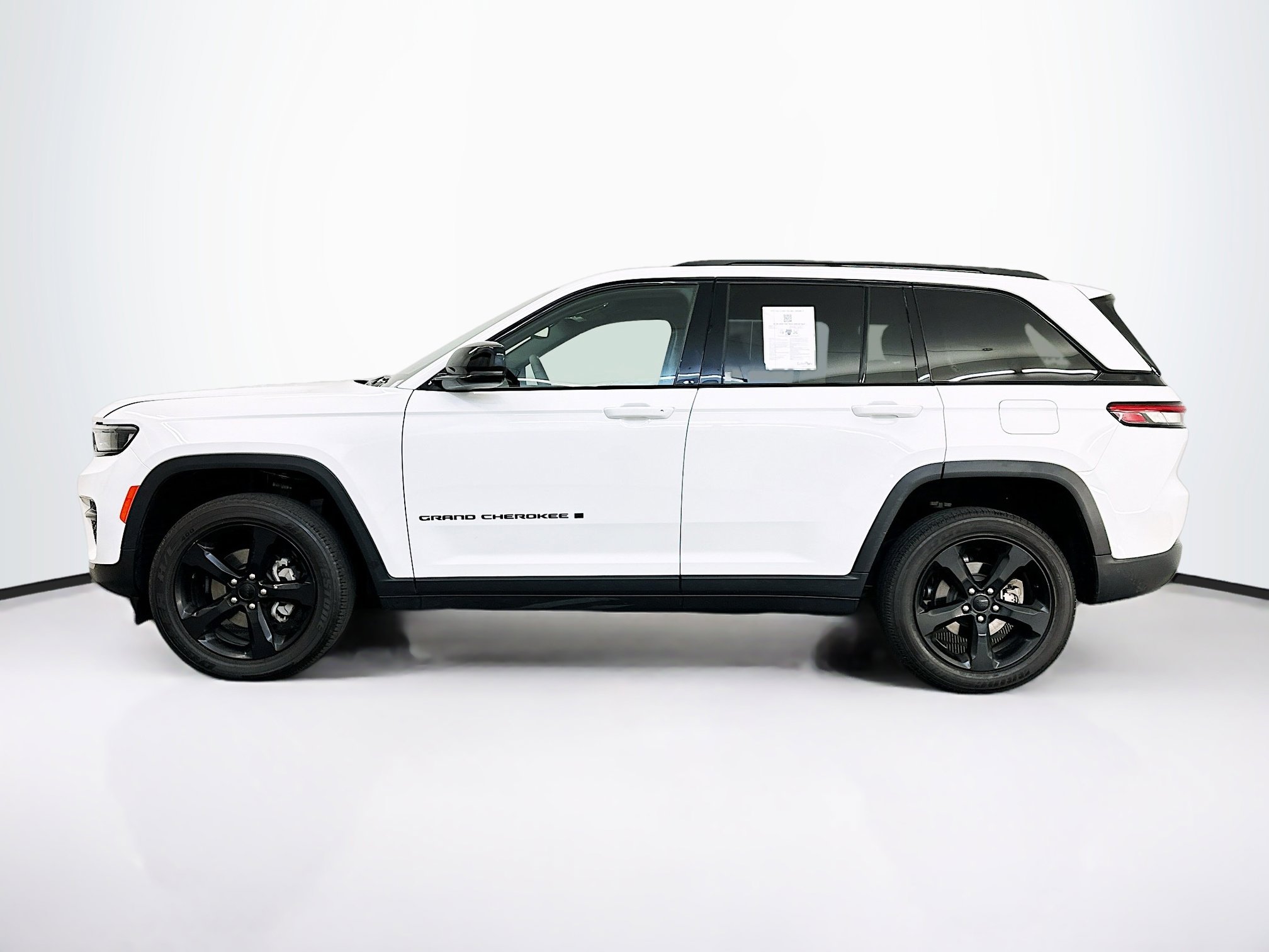 Used 2023 Jeep Grand Cherokee Altitude image 4