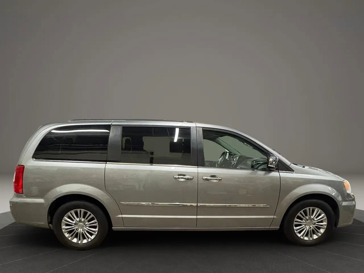 Used 2015 Chrysler Town & Country Touring-L w/ Driver Convenience Group image 6