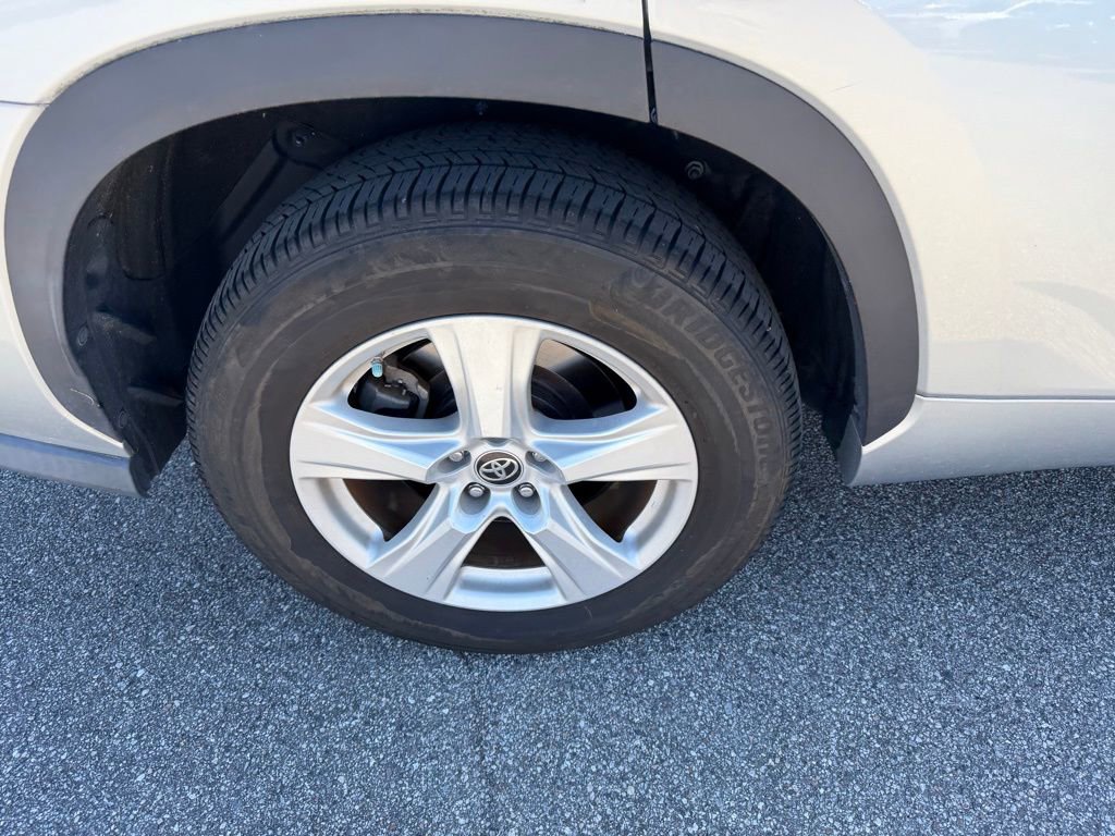 Used 2020 Toyota Highlander LE image 5