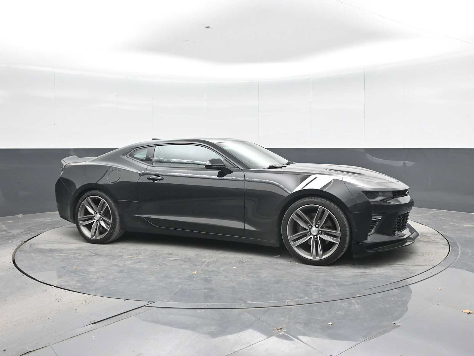Used 2018 Chevrolet Camaro SS RWD image 8