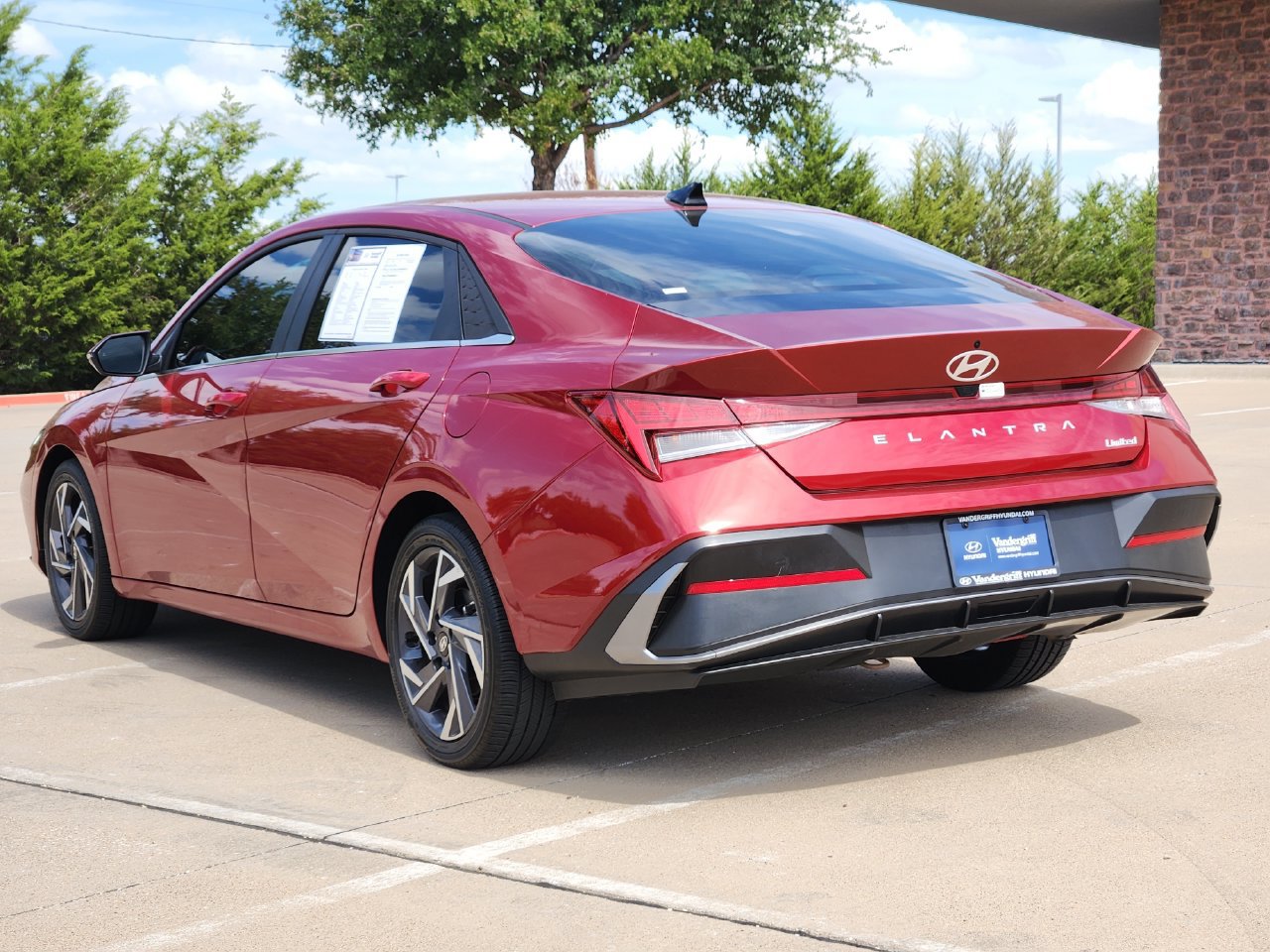 Used 2025 Hyundai Elantra Limited FWD image 3