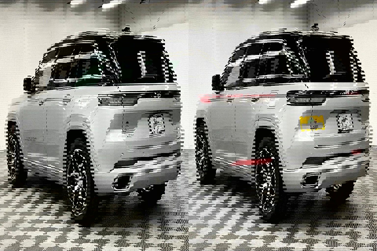 Used 2024 Jeep Grand Cherokee Summit image 3