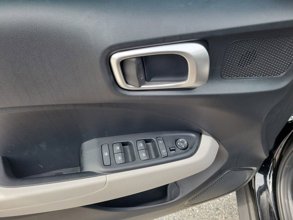 Certified 2025 Hyundai Venue SEL image 8