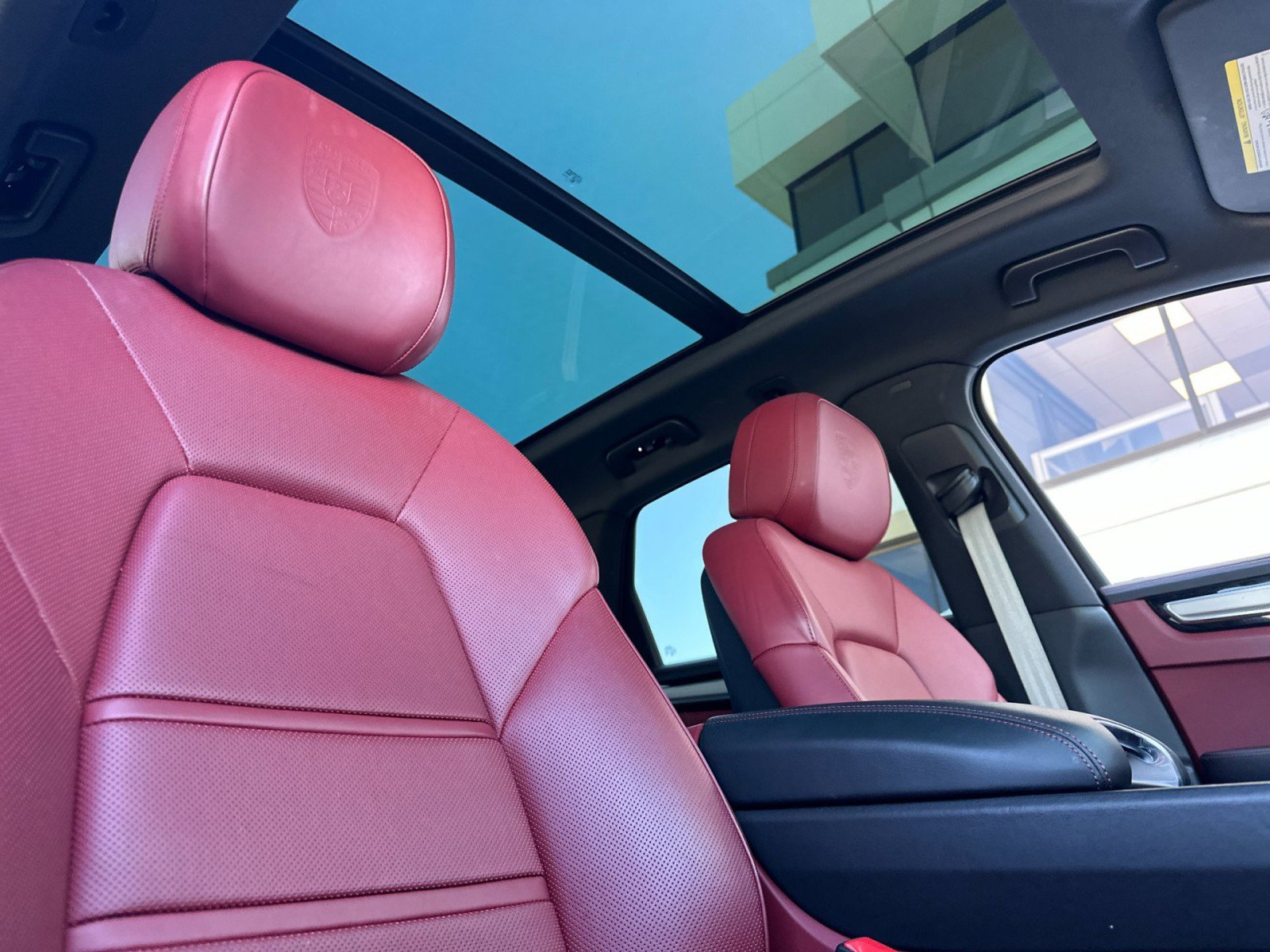 Certified 2022 Porsche Cayenne Platinum Edition image 17