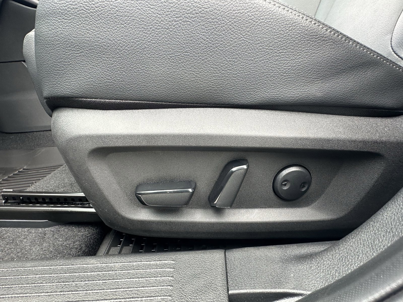 New 2025 Nissan Rogue SL w/ SL Premium Package FWD image 18