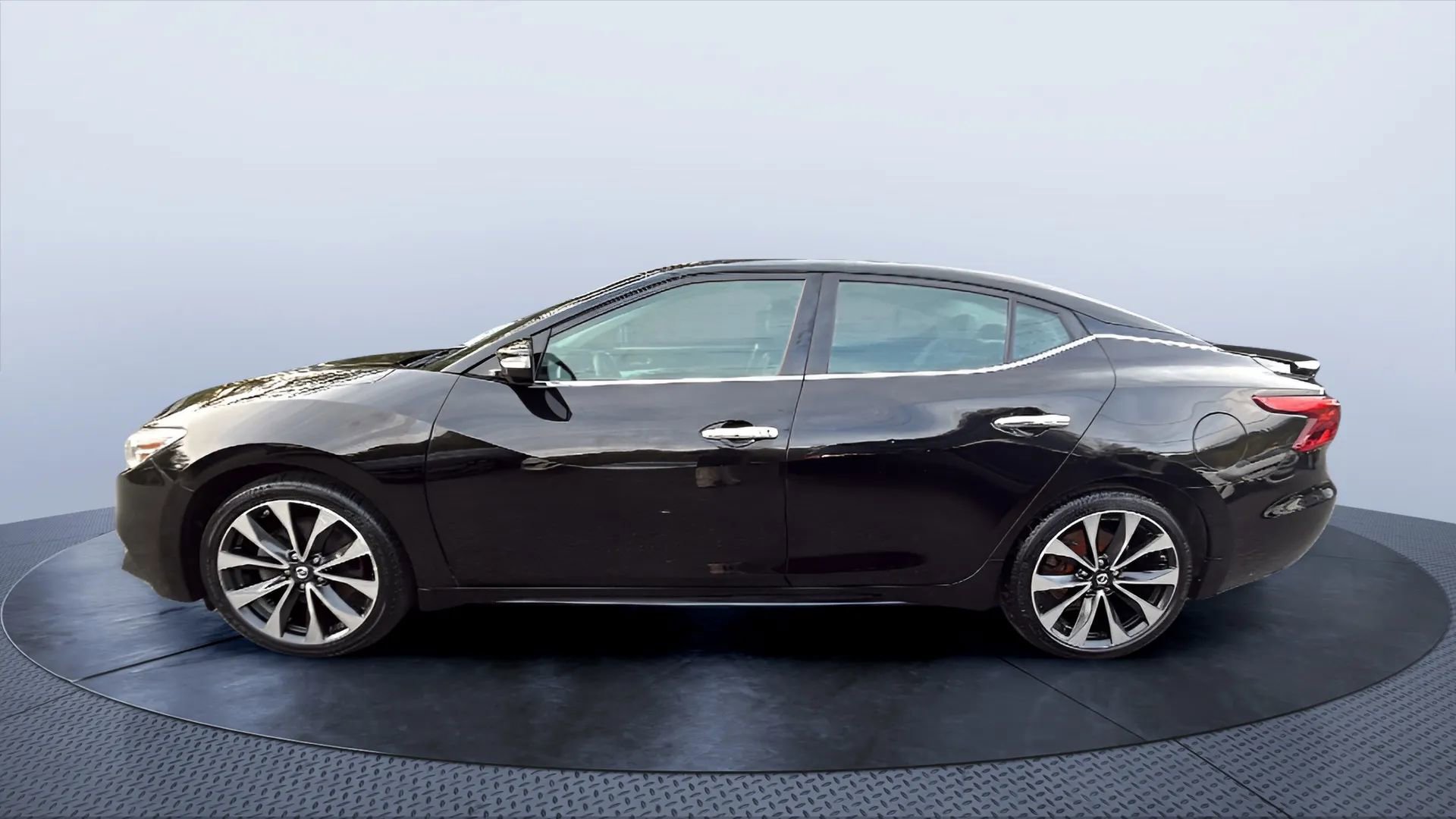 Used 2016 Nissan Maxima SR image 2