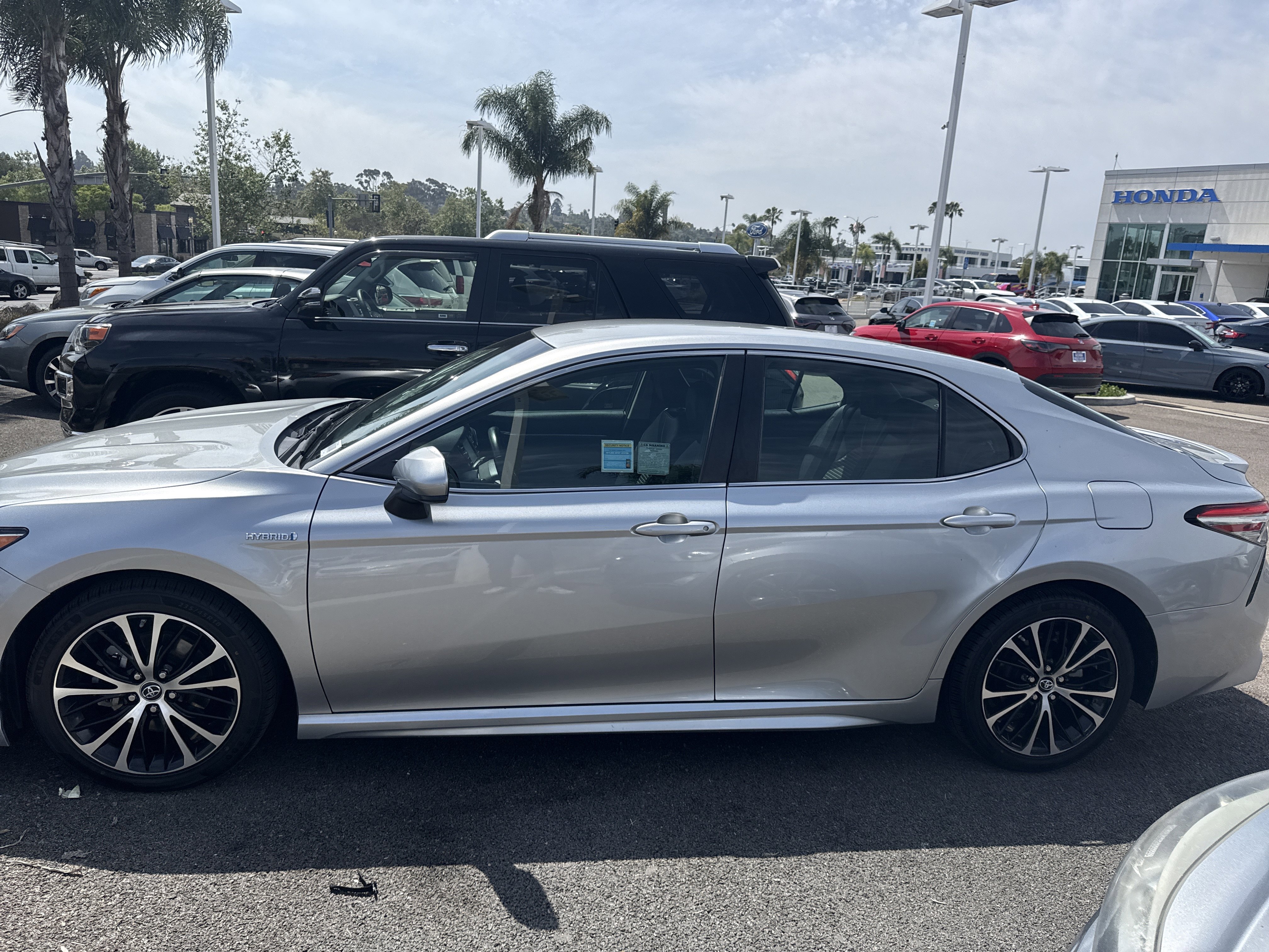 Used 2018 Toyota Camry SE image 2