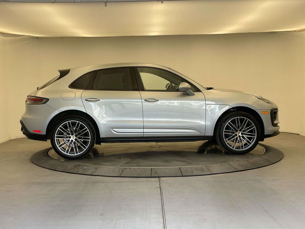 Certified 2025 Porsche Macan AWD/4WD image 8