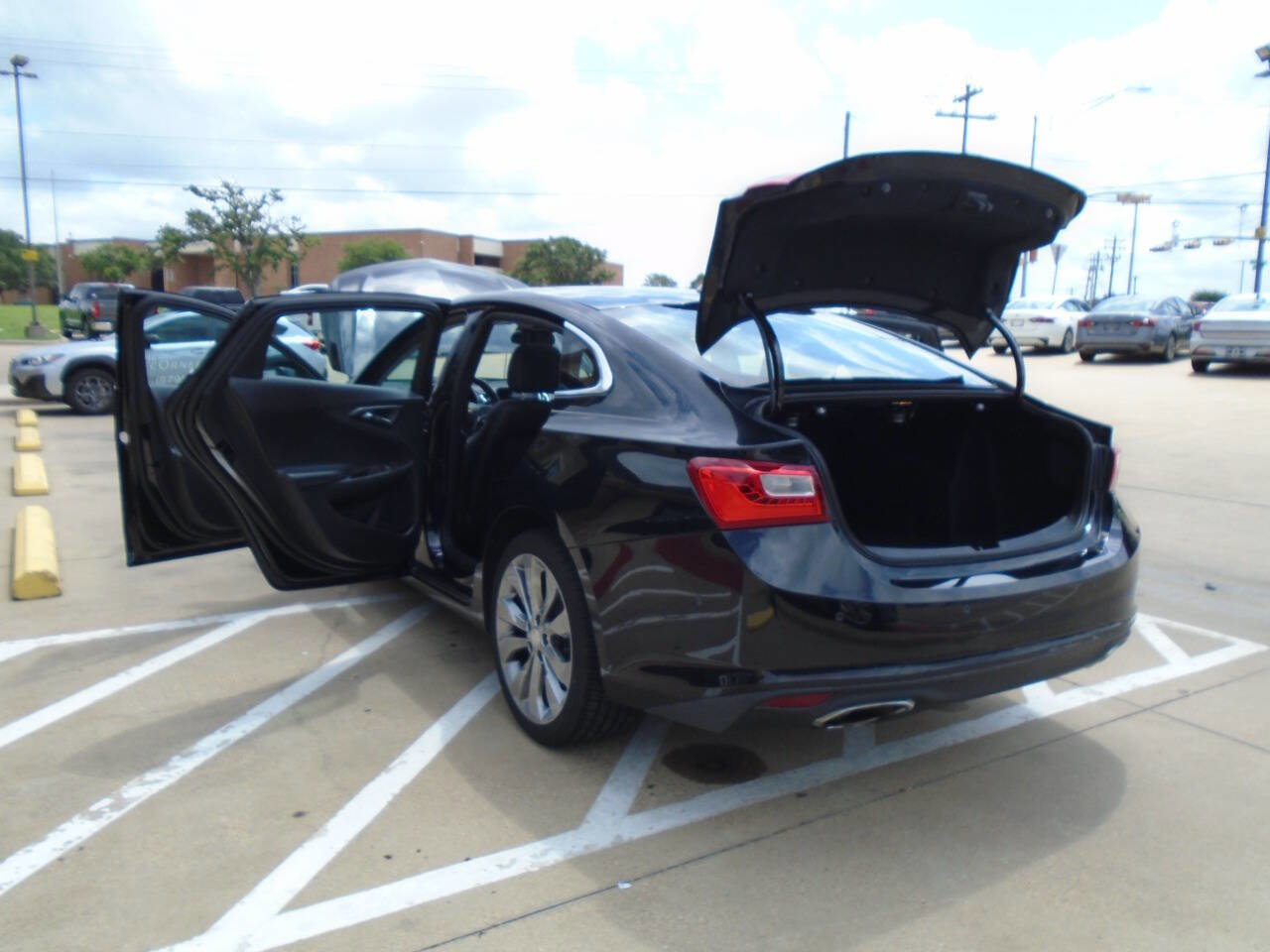Used 2018 Chevrolet Malibu Premier w/ Premier Sun and Wheel Package FWD image 24