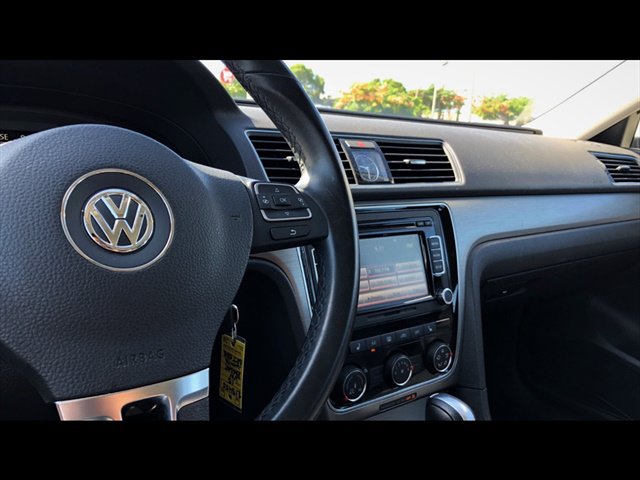 Used 2015 Volkswagen Passat 1.8T SE FWD image 11