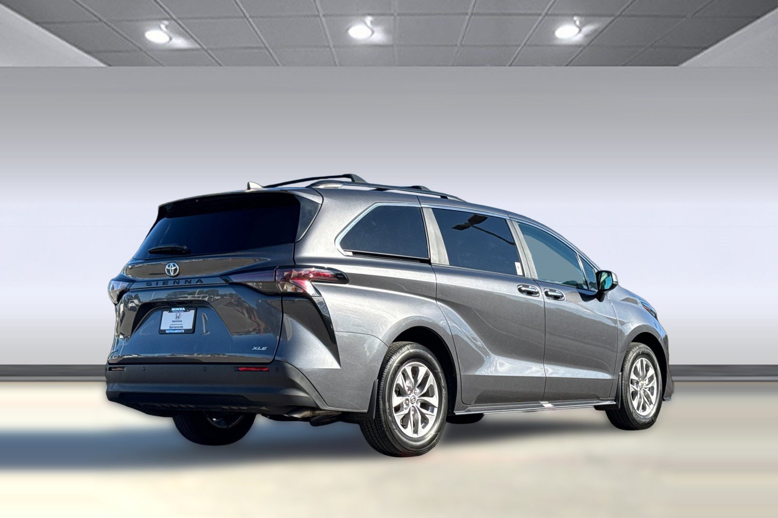 Used 2025 Toyota Sienna XLE FWD image 8