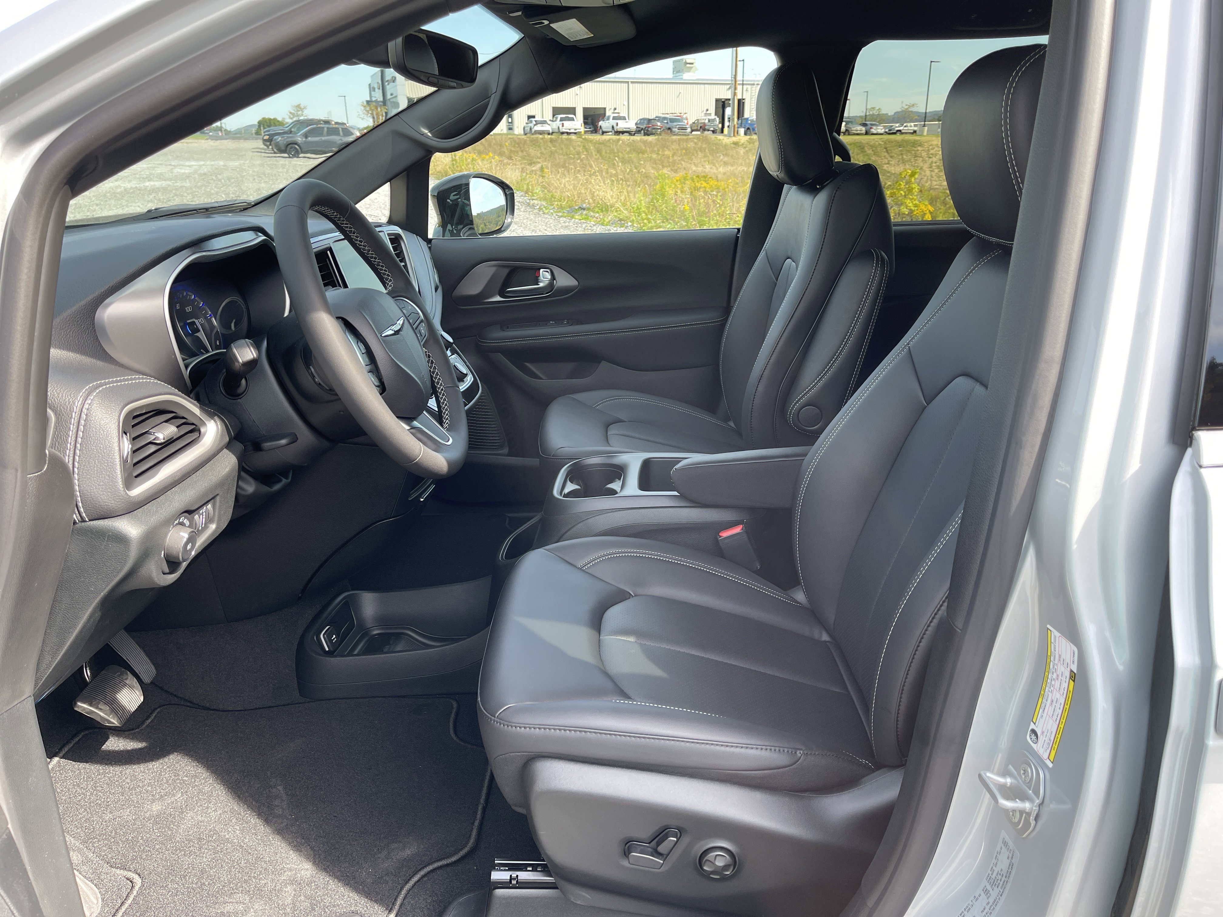 New 2026 Chrysler Pacifica Select image 9