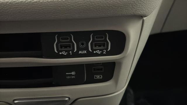 Used 2022 Chrysler Pacifica Touring-L image 37