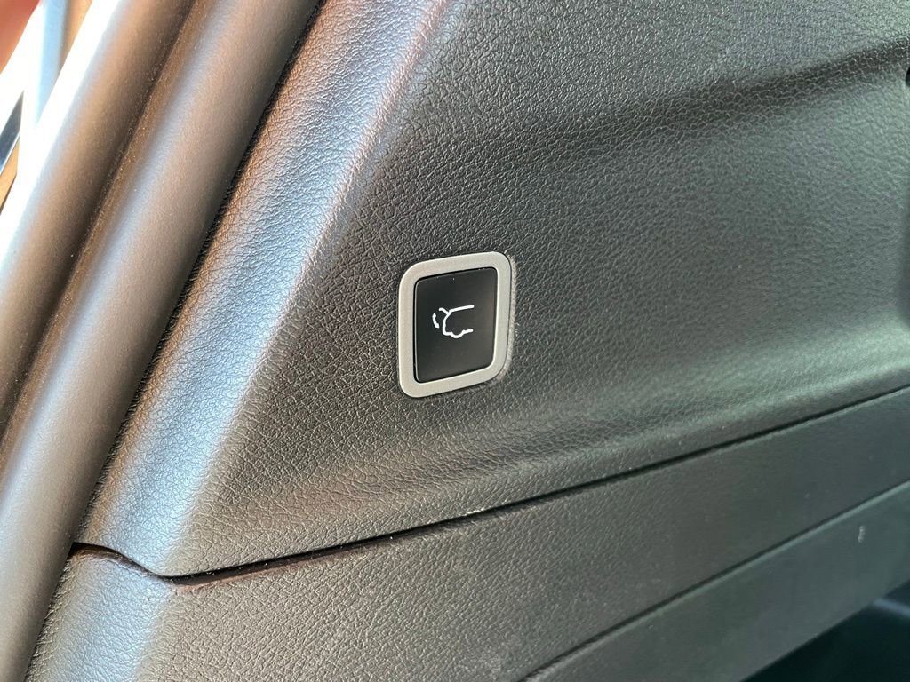 Used 2025 Chrysler Pacifica Limited image 37