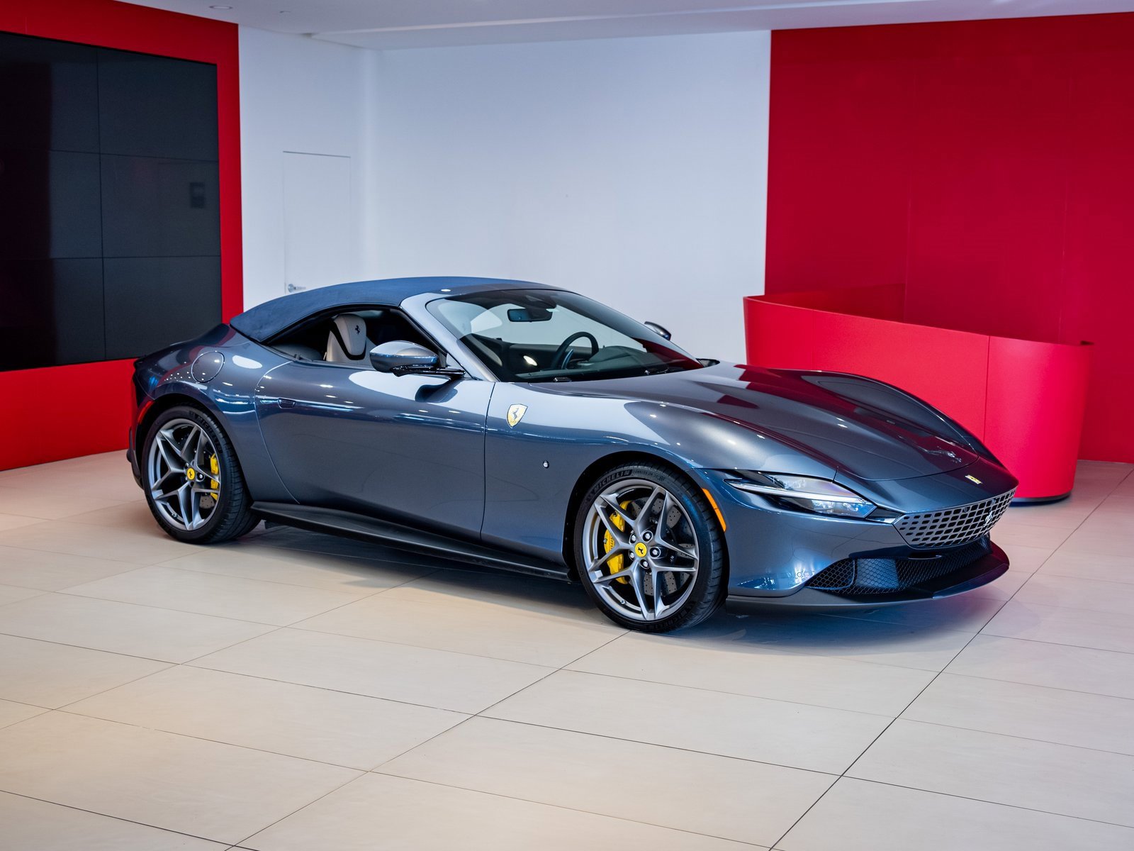 Used 2024 Ferrari Roma Spider image 31