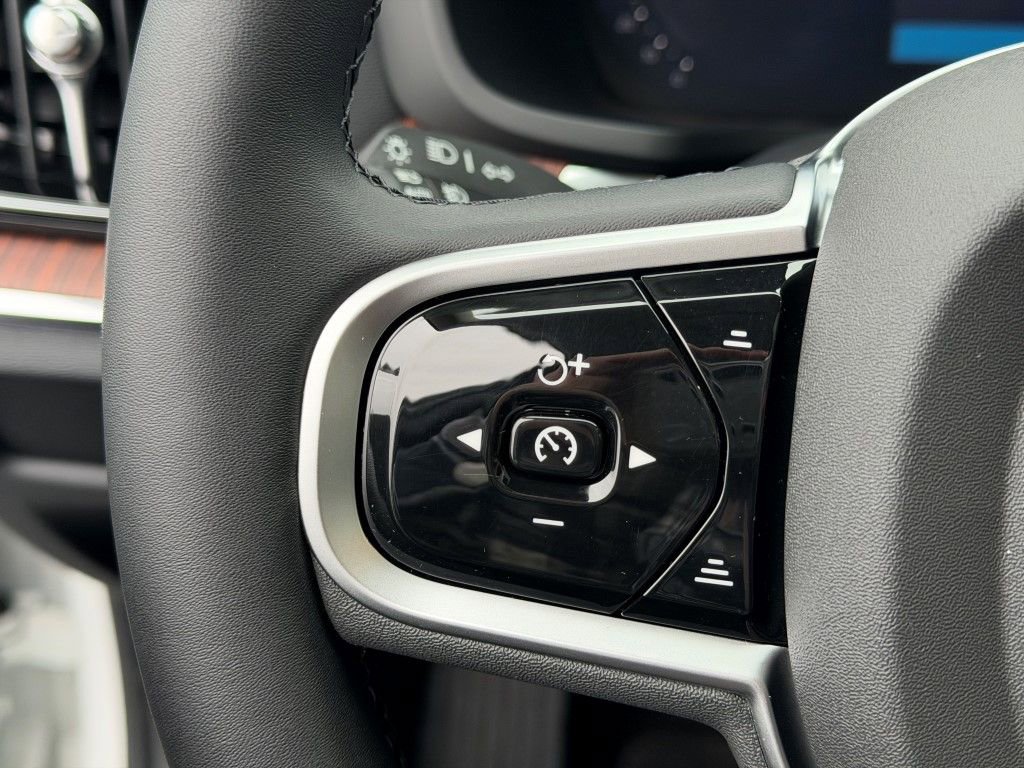 Certified 2025 Volvo V60 B5 Cross Country Plus image 27